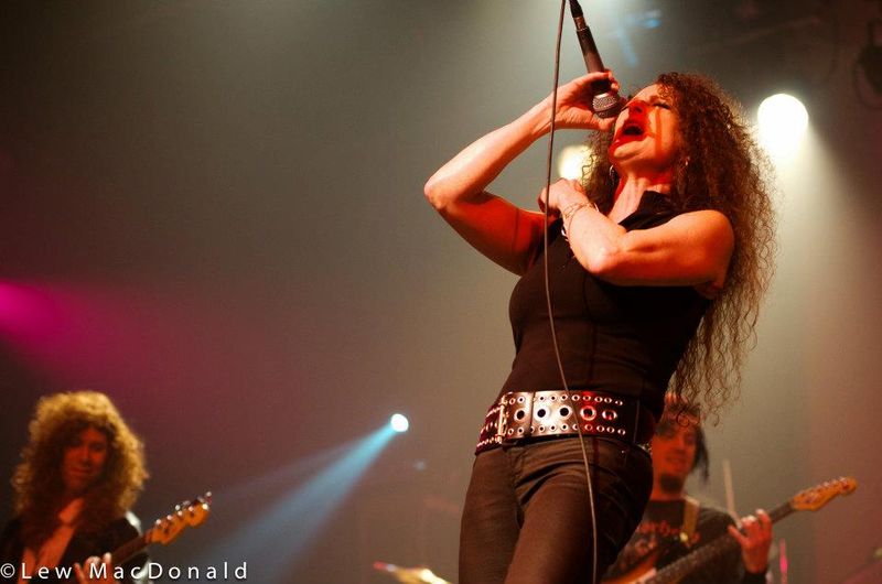 Noel Wentworth Performing with Darby Mills